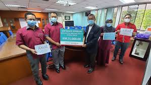Bank Islam Serah 3190 Ppe Dan Bantuan Kewangan Hampir Rm73 Ribu Kepada Usahawan B40 Di Empat Buah Negeri Haji Ismail A Ghani Dua Dari Kir In 2020 Islam Ppe Academics
