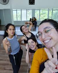 Estuvo bien bélico este año pero aquí una recopilación de puros momentos  lindos 💜 Danza, amiguitas, matecitos, la ratita, la @krem_j, viajecitos,  más danza y BTS ✨️