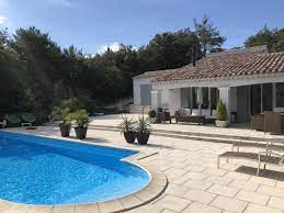 vakantiehuis goed ingerichte vrijstaande vakantiewoning met verwarmd zwembad in de mooie provence in de var bij tourtour provence frankrijk zwembad provence