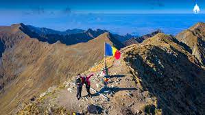 Vârful vânătarea lui buteanu (numit eronat uneori vânătoarea lui buteanu) este un vârf muntos din munții făgăraș, având altitudinea de 2.507 metri, fiind ca înălțime al optulea vârf din românia, devansat între vârfurile din munții făgăraș doar de moldoveanu, cu 2.544 metri, negoiu, cu 2.535 metri, viștea mare, cu 2.527 m și lespezi, cu 2.517 m. MunÈ›ii FÄƒgÄƒraÈ™ Traseul De O Zi Din Valea Rea Spre Varful Moldoveanu Zbor Peste MunÈ›ii Romaniei