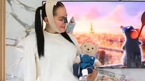 TUNDEN a Sandra Cuevas: ¡celebró el cumpleaños de un peluche con pastel de 3 pisos!