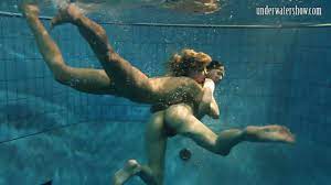 Las chicas más calientes nadan desnudas bajo el agua | xHamster