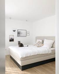Modernes Boxspringbett In Beige In Hellen Schlafzimmer Klare Linien Und Dezente Dekoration Wirken Nicht Zu Uberladen Und Minimali Zimmer Wohnung Boxspringbett