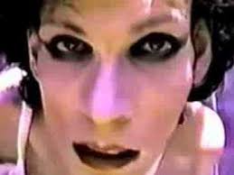 En las imágenes, aparecía johnnie baima, conocida como sandie crisp, bailando tap al ritmo de 'incy wincy araña', canción que sonaba al revés. La Triste Historia Detras Del Video De Obedece A La Mor En Taringa