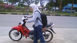 Waspada saat knalpot motor sudah mulai keluar asap hitam dan putih. 8 Pertanda Bahwa Motormu Perlu Diservis Segera Nggak Mau Kan Mogok Tiba Tiba