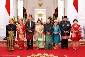 Gambar mewarna hari kemerdekaan 2018 sayangi malaysiaku. Hut Ke 72 Ri Dan Ragam Pakaian Adat Di Istana Negara Republika Online