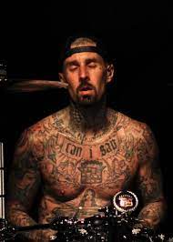 Vor 13 jahren überlebte travis barker einen schweren flugzeugabsturz. Travis Barker Grosse Gewicht Alter Korperstatistik