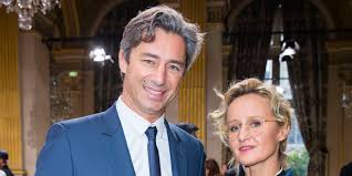 La voix de france inter devient le remplaçant de caroline roux et axel de tarlé sur france 5. C Dans L Air Qui Est Le Compagnon De Caroline Roux Laurent Solly Femme Actuelle Le Mag