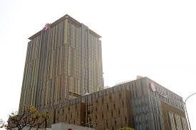 高雄人引頸期盼新百貨賣場來了!這座位於北高雄鼓山區的新型百貨「義享天地」，共分成 a 、 b 兩館， a 館結合商場及酒店，正在興建中的 b 館，則是商場、數位影城及商辦，兩館共斥資高達 370 億，企圖打造南台灣的新購物天地。 a 館「義享時尚廣場」將於 3/20 試營運，約有 308 櫃品牌，其中餐. Allwwudoxfaldm