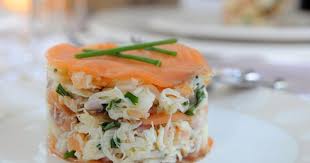 Voila La Belle Entree Que J Ai Realisee Le Jour De Noel C Est Facile A Faire C Est Frai Mille Feuille Saumon Recette Entree Froide Recette Entree Saumon Fume