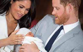 Ces derniers jours, sa naissance et l'abdication du roi albert de belgique ont poussé les médias à solliciter à de nombreuses reprises stéphane b. Royal Baby Une Britannique Gagne 21000 Euros En Pariant Sur Le Prenom Archie Le Parisien