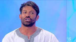 Gianni sperti e' conosciuto come ballerino, ex marito di paola barale, ma anche per la trasmissione uomini e donne e il reality la talpa da dove ne e' uscito vincitore conquistatando la simpatia del pubblico. Uomini E Donne Oggi Gianni Sperti Attaccato Da Aurora Non Sei Realista Lanostratv
