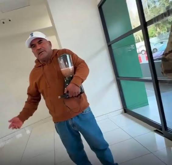 No tengo luz": 💡 hombre protesta en CFE de La Paz, llevó su licuadora para  hacer una salsa. Argumenta que tiene 3 semanas sin el servicio y que "son  buenos para cortarla".