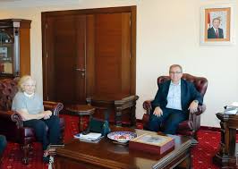 Tarihçi i̇lber ortaylı görev değişimi sırasında filiz çağman'ın eteğini öpmüştü. Wdrdkrea9ad4lm