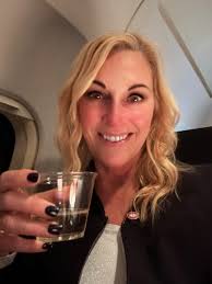 C'est dans l'avion en direction de Dallas que nous avons fêté la nouvelle  année hier! Je vous souhaite le meilleur pour 2024, Santé et Amour! 🎉🍾🥂🥰