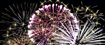 Alors, les espèces de petits trucs verts, roses, bleu et jaunes le panneau 2014 est le compte à rebours c:, à 100 m de chez moua il y a un grand panneau semblable a celui là et il fait le compte a rebourd a partir. 6 Facons Insolites De Celebrer Le Nouvel An A Travers Le Monde Le Blog Du Voyageur Connecte