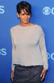 But, while doing homework together, nahla asked berry to all her hair, which is past her shoulders, has shrunken up into a tight ball that feels like matted fur. Short Hair Inspiration Halle Berry S Current Sideswept Haircut Glamour