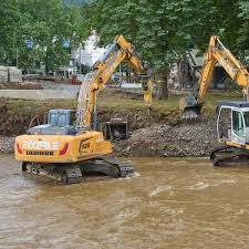 Unwetter mit starkregen und orkanartigen böen haben am mittwoch im südlichen oberbayern dächer abgedeckt, gebäude beschädigt und straßen überflutet. Nwjvedb5o0xojm