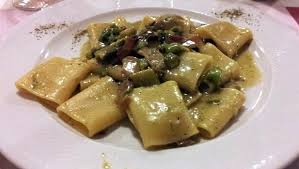 Il verde degli asparagi, il rosso del guanciale e il bianco del pecorino conferiscono a questo primo piatto un aspetto fantastico, che rispecchia il suo gusto unico. Paccheri Con Asparagi E Guanciale Ricettone