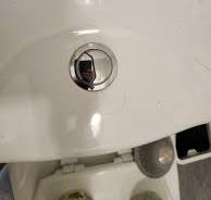 Une solution pour réparer le bouton-poussoir des toilettes ...