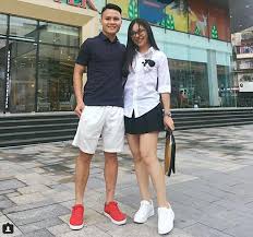 Những sự trùng hợp này nhanh chóng được netizen phát hiện ra và cho rằng gái xinh xứ quảng là trước những ý kiến này, nhật lê đã có câu trả lời phía dưới bình luận một người quen. Nháº­t Le Gay Tranh Cai Vi Há»› Henh Vong 3 Khi Ä'i Biá»ƒn