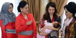 Turut menjadi calon menteri jokowi 2019 sampai 2024? Ini Momen Saat Bayi Wishnutama Dan Gista Dijenguk Ibu Negara Dan Para Istri Menteri Merdeka Com