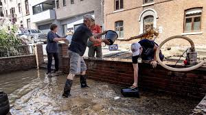 In moelingen (een deelgemeente van voeren in limburg) treedt de rivier berwijn buiten haar oevers en wordt er gevreesd voor dijkbreuken. Dmvvfxp V Fw0m