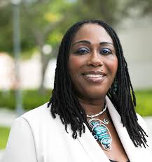 Donna Weir's Instagram, Twitter & Facebook