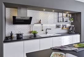 Moderne Kuche Dunstabzugshaube Kopffrei Kuche Kuchenzeile Deckenregal Hangeregal Kuchenregal Kessebohme Wohnung Kuche Kuchendesign Modern Kuchen Design