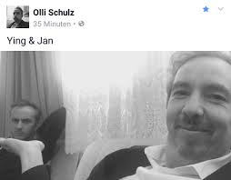 'ne talksendung, wo man alkohol trinkt, rauchen darf, wo so'n knopf in der mitte ist: Fest Und Flauschig A Twitter Ying Und Jan Ob Die Beiden Bei Olli Auf Dem Rattensofa Liegen Festundflauschig