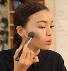 気づいたらメイクが落ちていて 化粧室にこもってせっせと化粧直し 元美容部員 和田さん のとっておきコスメやテクニックを知れば メイク 崩れの心配ももう不要 カバー力も化粧持ちも驚くほど完成度が高く 夜までしっかり美肌をキープしてくれるベースメイク術