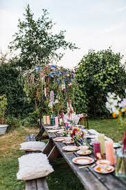 Bis dahin kann's ja noch ein wenig wärmer werden: Midsommar Folklore Hochzeit Im Eigenen Garten Hochzeitsblog The Little Wedding Corner Hochzeit Intime Hochzeit Garten