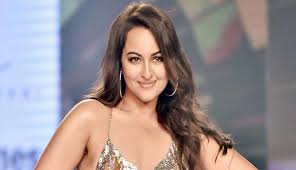 Sonkashi sinha's mother's name is poonam sinha. Sonakshi Sinha My Biggest Critic Has To Be My Mom Telugu Rajyam Telugu Rajyam