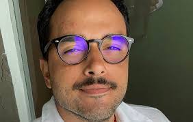 Com passagens pela tv record e tv globo, sua atuação mais recente foi na novela amor. No Mexico Leo Rosa Faz Tratamento Contra O Cancer Ofuxico