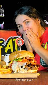 Hamburguesa de la Casa @fatbur_guer 🤩🤤🍔 Disfruta de la mejor comida  rápida de Valera 😁 De 4:00 pm a 12pm todos los días ⏱️ Urb. La Beatriz,  Frente Bloque 11