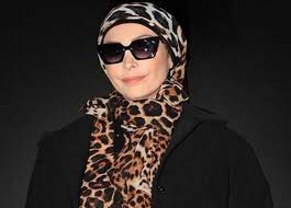 هو محمد أمل فهيم أبو القسام محارب دنقل.ولد أمل دنقل عام 1940م في أسرة صعيدية بقرية القلعة، مركز قفط على مسافة قريبة من مدينة قنا في صعيد مصر، وقد كان والده عالماً من علماء الأزهر الشريف مما أثّر في شخصية أمل دنقل. Ø§Ù„ÙÙ†Ø§Ù†Ø© Ø£Ù…Ù„ Ø­Ø¬Ø§Ø²ÙŠ ØªØ±ÙˆÙŠ ÙƒÙˆØ§Ù„ÙŠØ³ Ø§Ø±ØªØ¯Ø§Ø¦Ù‡Ø§ Ø§Ù„Ø­Ø¬Ø§Ø¨ Ø§Ù„Ø´ÙŠØ·Ø§Ù† Ù‚Ø§Ù„ÙŠ Ù‡ØªØ³ÙŠØ¨ÙŠ Ø§Ù„Ø´Ù‡Ø±Ø© Ø§Ù„Ù…ØµØ±ÙŠ Ø§Ù„ÙŠÙˆÙ…
