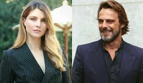 Si diploma in ragioneria, ma subito la sua mente va verso la carriera nel mondo discografico. Vittoria Puccini E Alessandri Ecco Chi E La Figlia Elena Preziosi