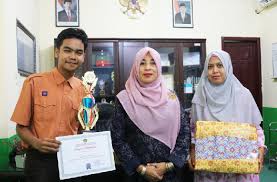 Maybe you would like to learn more about one of these? Bu Guru Akan Memberikan Hadiah Kepada Para Siswa Yang Berprestasi Seputaran Guru