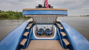 Het schip meet 16 meter, heeft vier slaapplaatsen en een keukentje aan boord, vier zonnebedden op het dek. Cruising Motor Yacht 55 Ht Wajer Hard Top Ips 3 Cabin