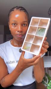 𝗠𝗶𝗻𝘁 𝗹𝗲𝗺𝗼𝗻𝗴𝗿𝗮𝘀𝘀 𝗶𝗰𝗲 𝗰𝘂𝗯𝗲𝘀: Regularly rubbing ice  cubes