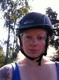 Med hjälmen på sned