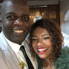 Sem excessos de maquiagem ele fica mais varonil e mais bonito.