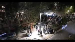 Σε εξέλιξη είναι τέσσερις πυρκαγιές στην δυτική αττική, παράλληλα με την μεγάλη φωτιά που καίει στην περιοχή του βαρνάβα. Korwnoparti Me Dekades Atoma Sthn Plateia Barnaba Sto Pagkrati Binteo