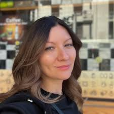 Если не переживаете никакого расставания сейчас, то однозначно советую.  Практически всегда путешествую одна, удобно, комфортно, все успеваю  посмотреть, насладиться всем и получить удовольствие. Можете начать с  малого даже, сходить на концерт или