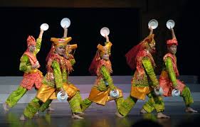 Tarian ini biasanya memiliki berbagai ciri khas yang menonjolkan falsafah, budaya dan. Faces Of Pahang Sejarah Dan Kebudayaan Tarian Piring Facebook