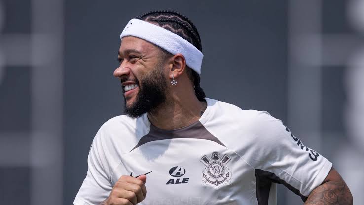 BOMBA: Memphis Depay recebe sondagens da Arábia em meio a impasse