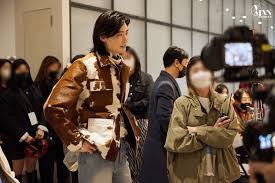 He was a trainee in sm entertainment. Lee Jong Suk Delights Fans With His Surprise Appearance At 2021 Seoul Fashion Week Thenewstrace