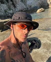 🚣🏄🏻‍♂️