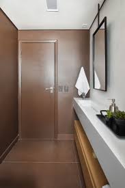 Banheiro Com Piso De Porcelanato Marrom Porta E Paredes Com Pintura Marrom Parede Da Pia Com Revestimento Em Cer Pisos Marrons Porcelanato Marrom Porcelanato