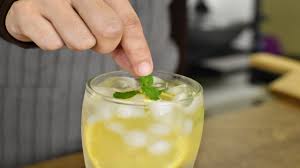 Titikkan serai dan masukkan ke dalam bekas minuman. Soda Herbs Yang Menyegarkan Youtube